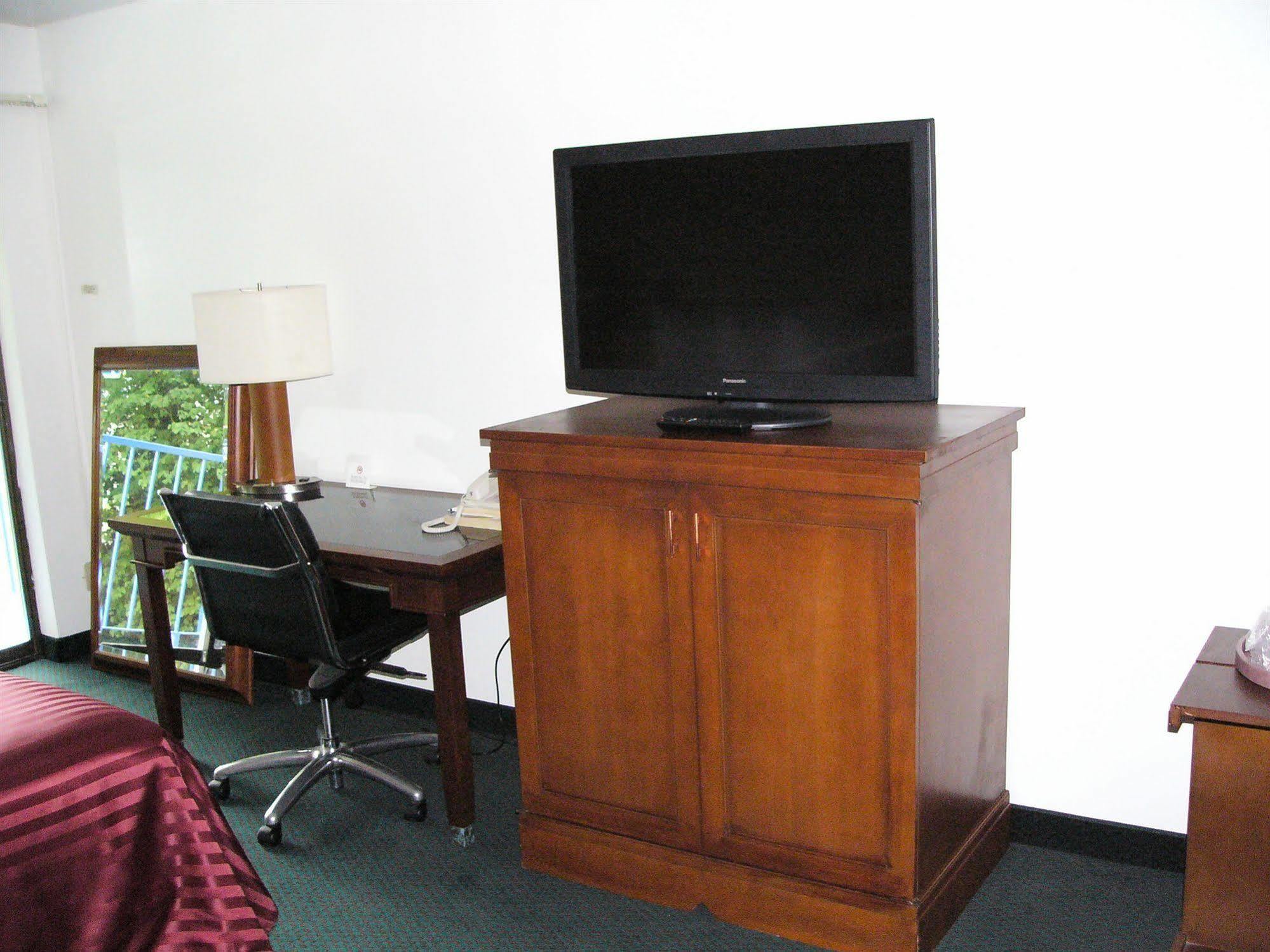 Oyster Bay Inn & Suites Bremerton Zewnętrze zdjęcie